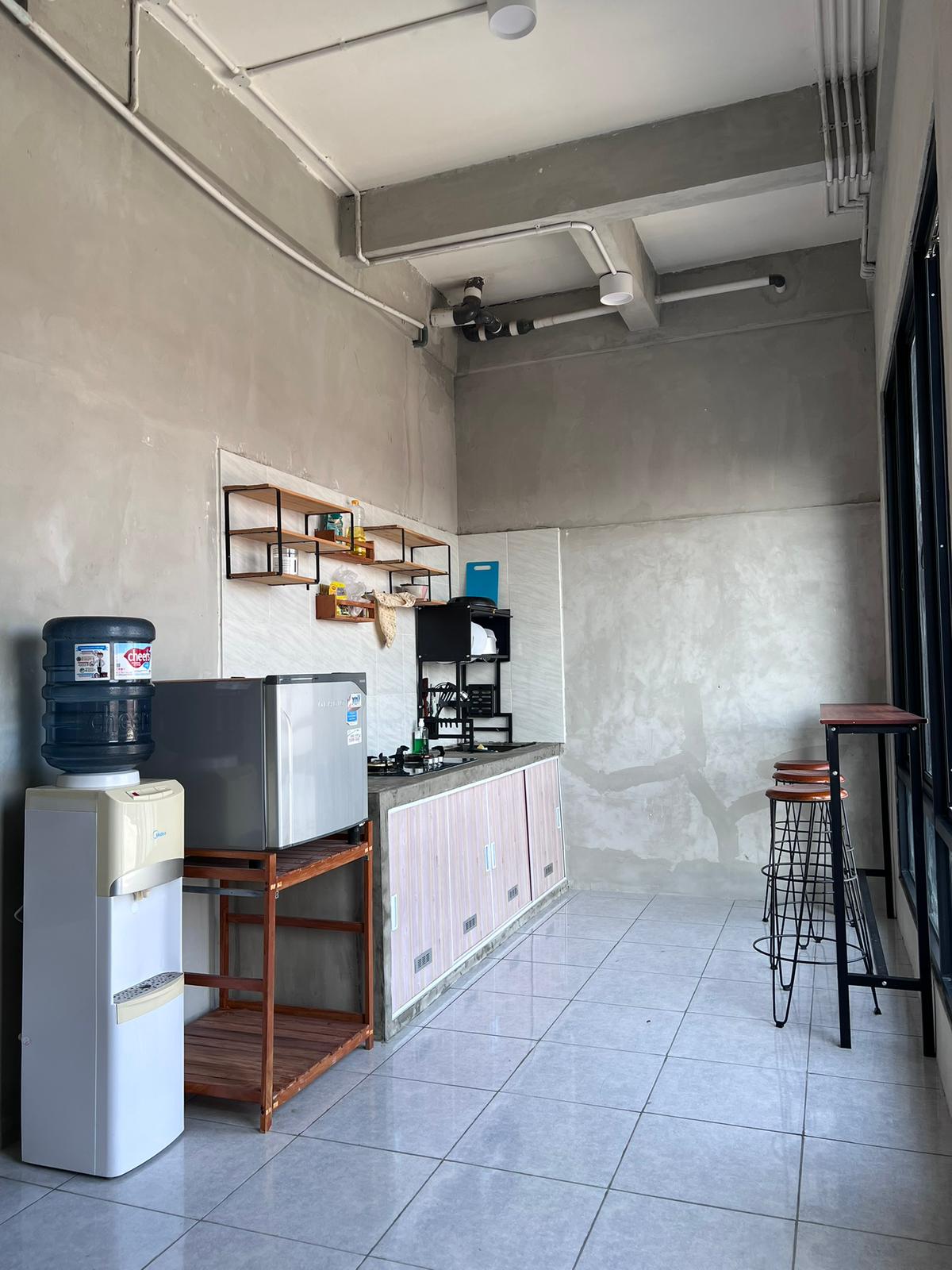 Area dapur dan ruang makan kost Graha Tirta Waru Sidoarjo