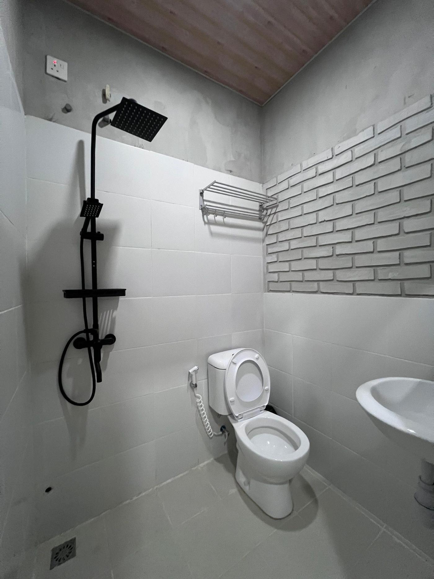 Kamar mandi dalam kost Sidoarjo dengan rain shower