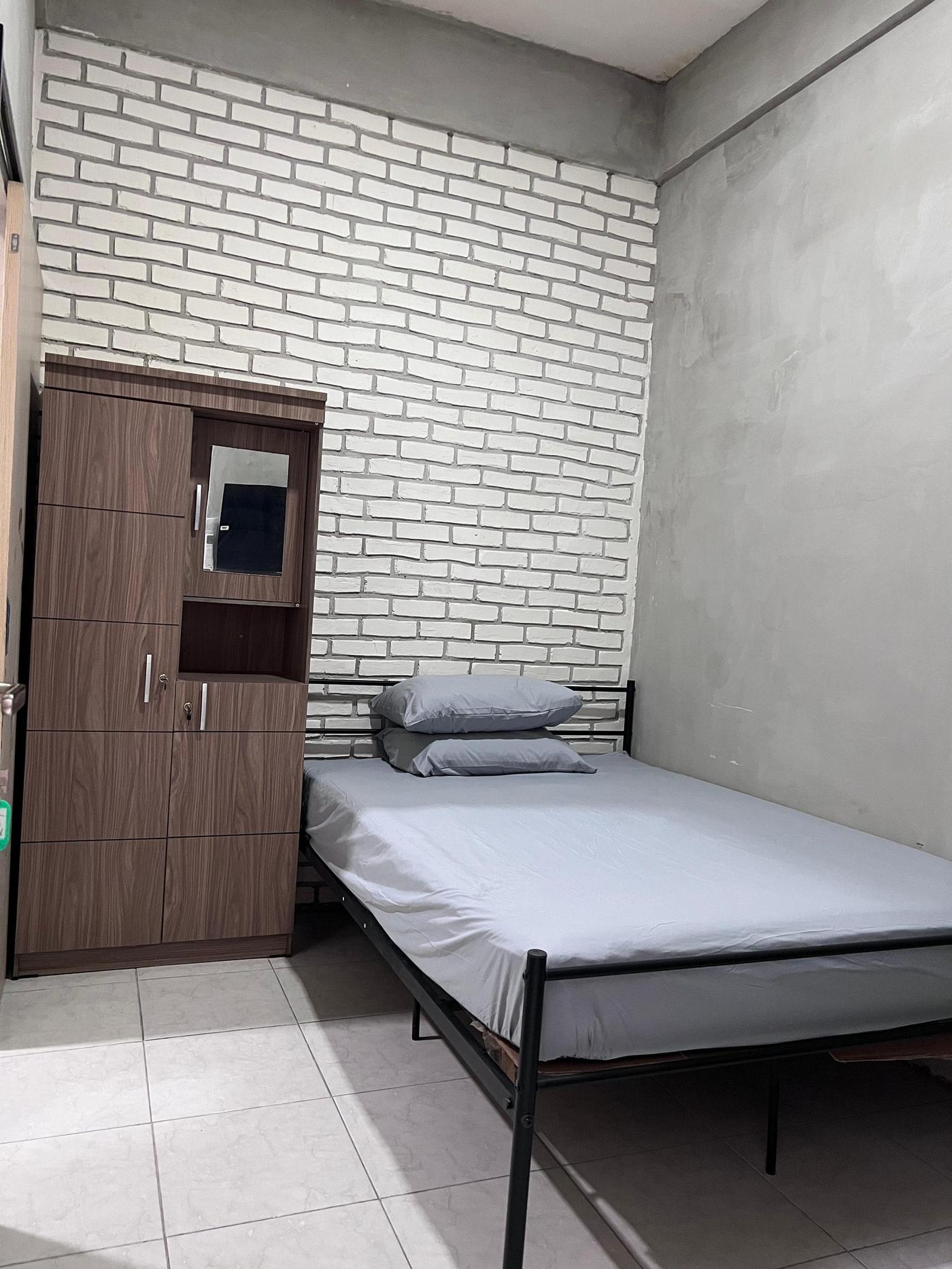 Kamar tidur kost executive Waru Sidoarjo dengan kasur dan lemari
