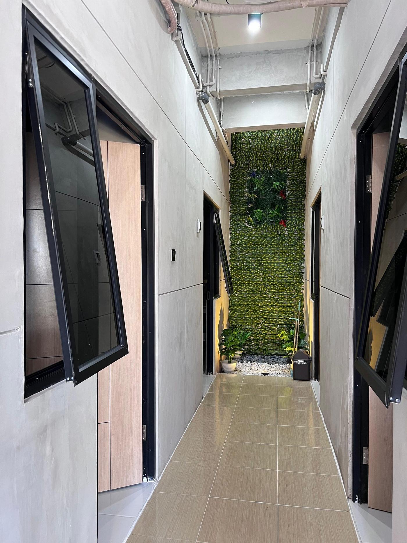 Koridor kost modern Graha Tirta Waru Sidoarjo dengan taman vertikal