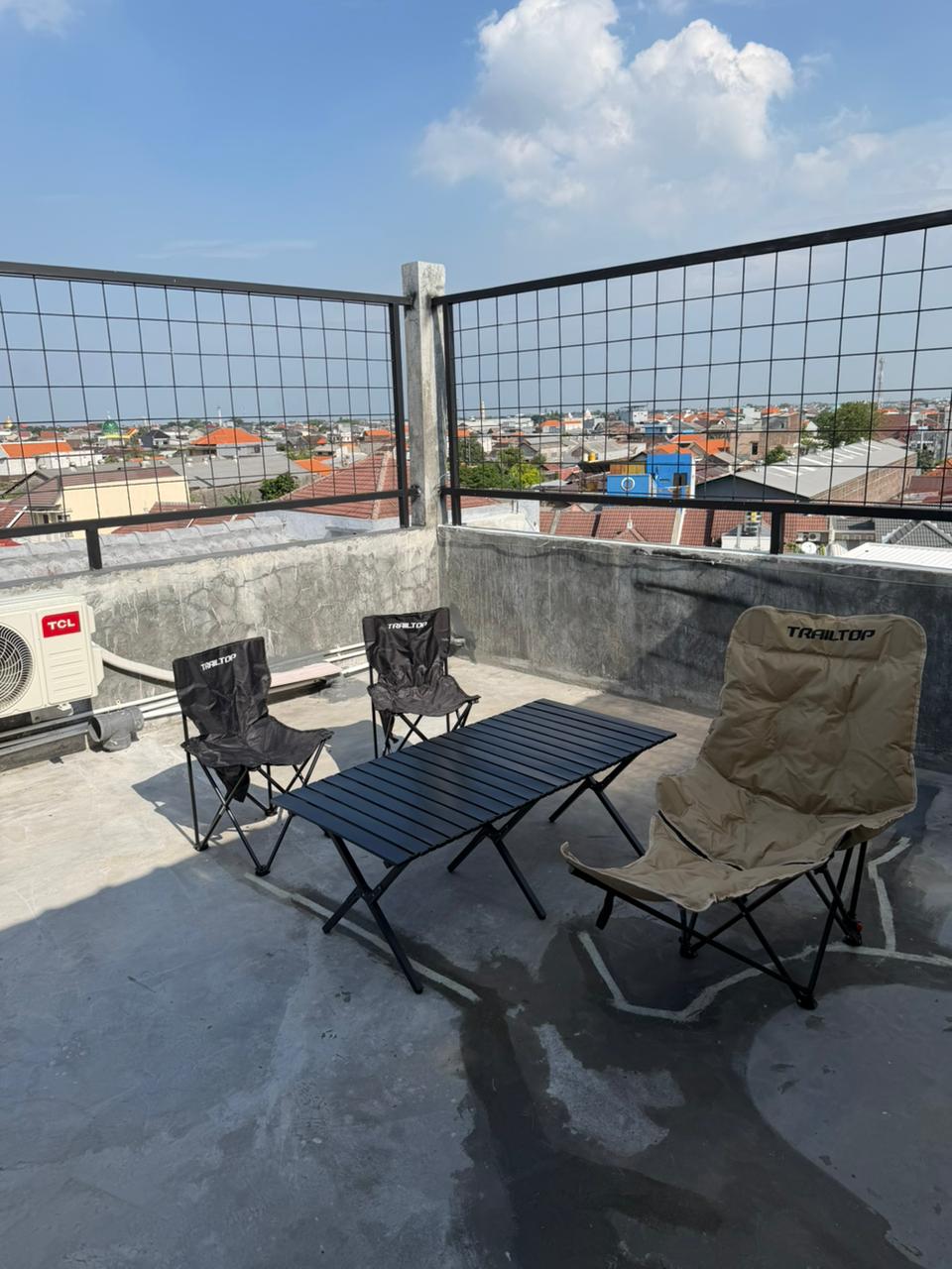 Rooftop kost Graha Tirta Waru Sidoarjo dengan pemandangan kota