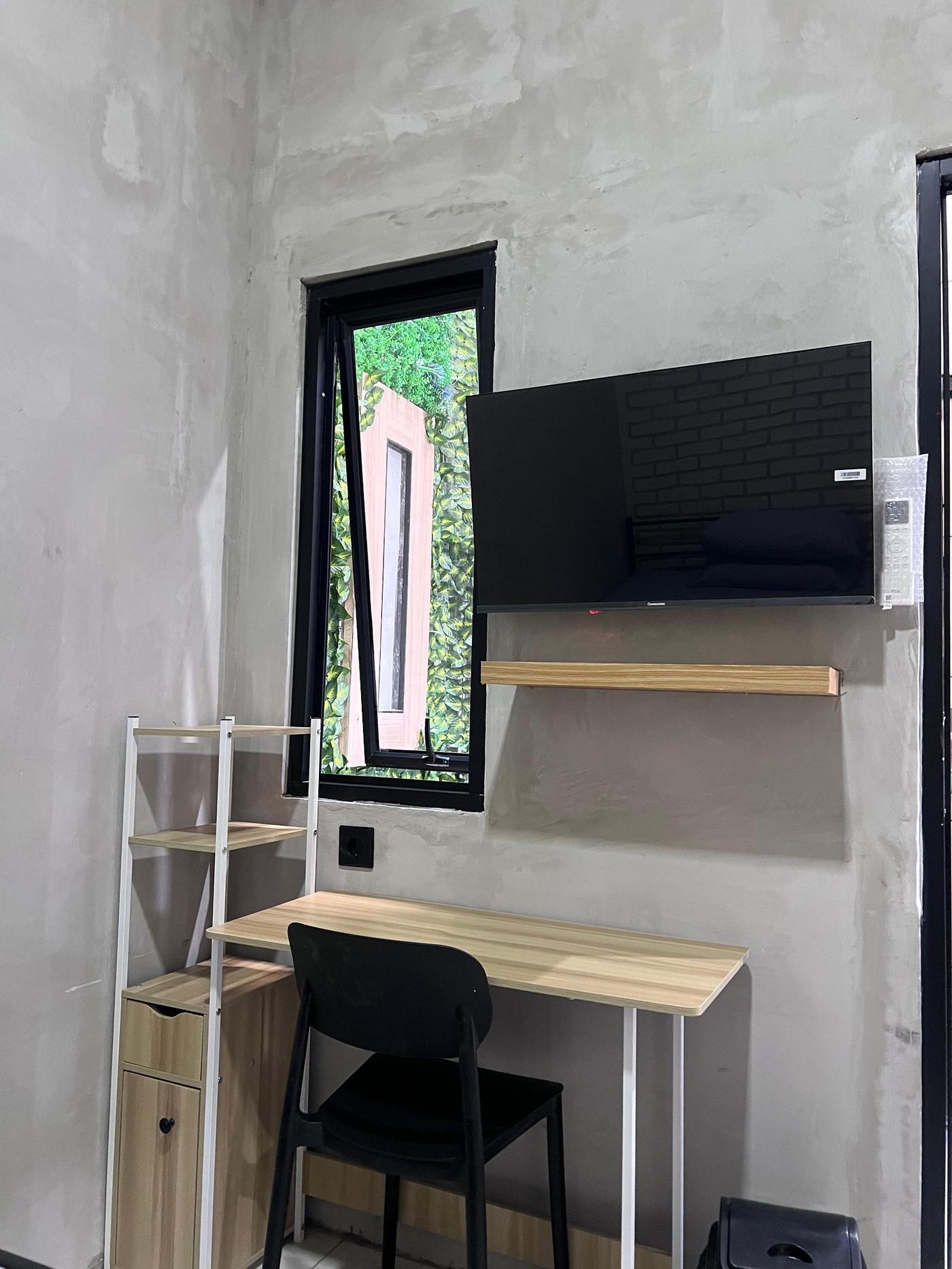 TV Smart dan meja belajar kamar kost Graha Tirta Sidoarjo